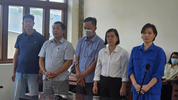 Các bị cáo tại phiên tòa ngày 6-2. Ảnh: SONG MAI