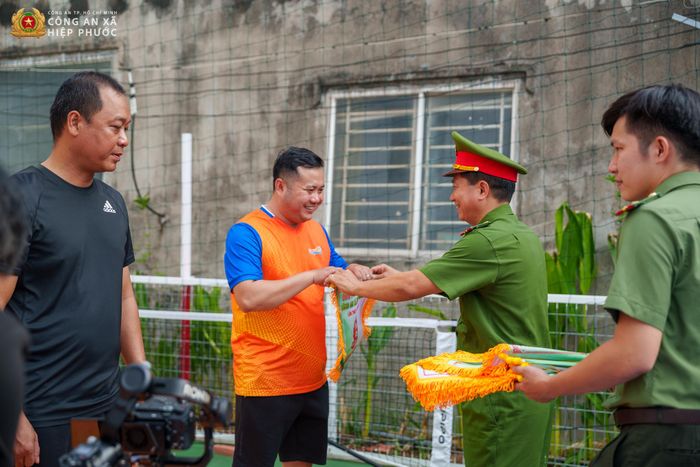  Đại diện Ban Tổ chức tặng cờ lưu niệm cho 10 đơn vị tham gia giải đấu. Ảnh: N.TÂN 