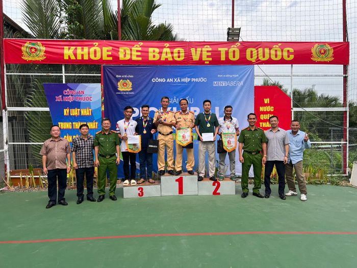  Vượt qua chín cặp vận động viên khác, đội Trạm CSGT Đa Phước đã xuất sắc giành giải cao nhất tại Giải Pickleball do Công an xã Hiệp Phước tổ chức. Ảnh: N.TÂN 
