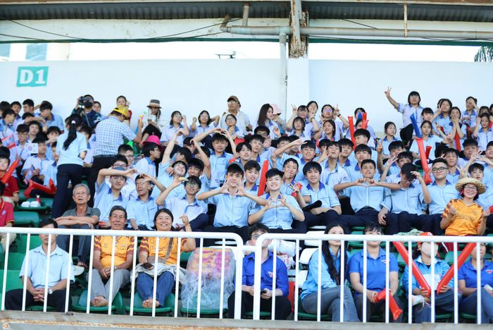  Đông khán giả đến xem. 
