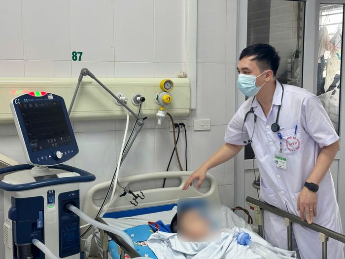  Bác sĩ Nguyễn Thành Lê, Phó trưởng Khoa Nhi, thăm khám cho bệnh nhi. 