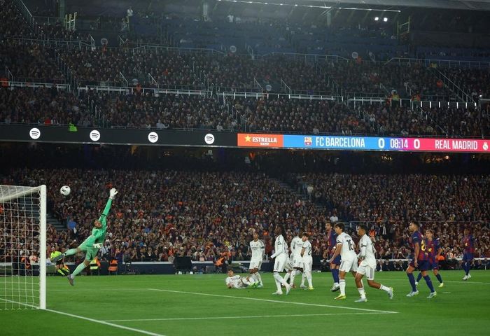 Rashford ghi bàn mở tỷ số trận đấu.