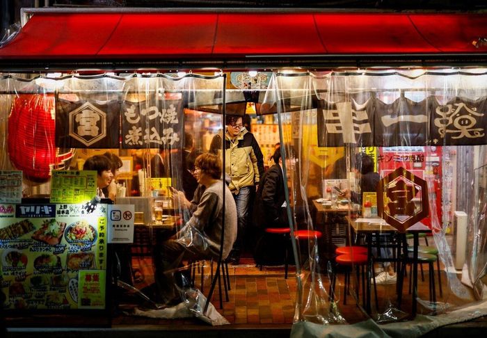  Người dân thưởng thức đồ uống và thức ăn tại một quán rượu izakaya ở khu mua sắm Ameyoko, Tokyo, Nhật Bản, năm 2024. 