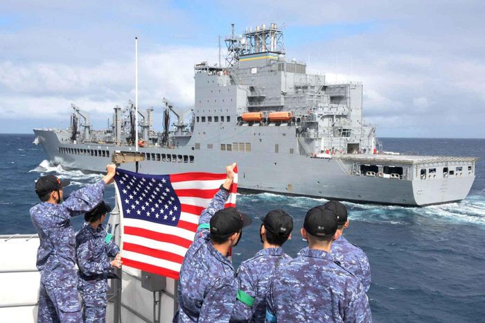Dù triển khai tàu chiến, máy bay và hàng nghìn binh sĩ, Washington vẫn chưa thể khôi phục dòng chảy thương mại qua eo biển Hormuz. Ảnh: Reuters.