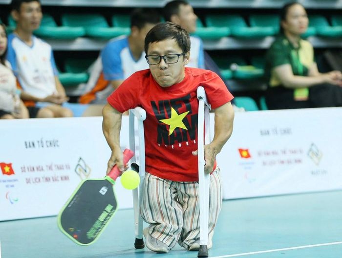 Dù phải di chuyển bằng đôi nạng gỗ, vận động viên Nguyễn Sơn Lâm vẫn nỗ lực hết mình trên sân pickleball