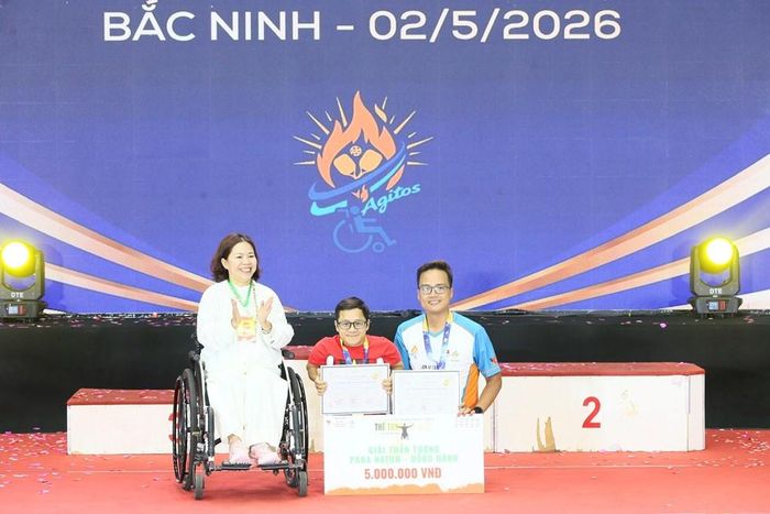 Vận động viên Nguyễn Sơn Lâm cùng đồng đội đã giành giải "Thần tượng" tại Chuỗi Giải Para Natuh Pickleball Bắc Ninh 2026