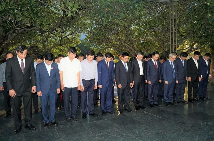 Phó Thủ tướng Chính phủ Nguyễn Văn Thắng và Đoàn đại biểu dâng hương tưởng nhớ các Anh hùng liệt sĩ tại Nghĩa trang liệt sĩ Quốc gia A1