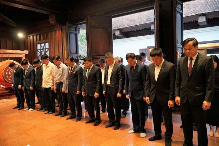 Phó Thủ tướng Chính phủ Nguyễn Văn Thắng và Đoàn đại biểu dâng hương tại Đền thờ Liệt sĩ Chiến trường Điện Biên Phủ