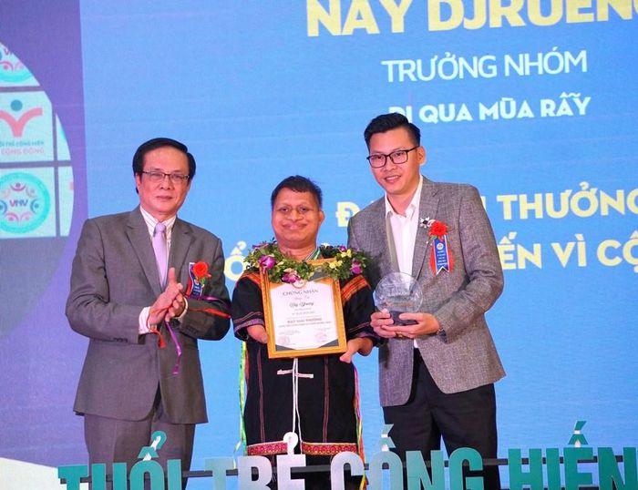 Nay Djruêng được tuyên dương tại chương trình “Tỏa sáng nghị lực Việt” do Trung ương Hội Liên hiệp Thanh niên Việt Nam tổ chức