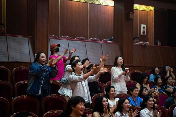 Khi đêm diễn khép lại, những tràng pháo tay, tiếng hò reo và sự cổ vũ nhiệt tình từ khán giả trẻ đã khiến không khí sân khấu thêm sôi động. Sự đón nhận ấy cho thấy nghệ thuật chèo truyền thống vẫn có khả năng kết nối với đời sống hiện đại