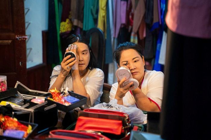Để mang đến những phút giây thăng hoa và trọn vẹn trên sân khấu, các diễn viên chèo phải dành nhiều giờ chuẩn bị trước mỗi đêm diễn. Trong phòng hóa trang, họ ngồi lặng lẽ bên những dãy gương lớn, tỉ mỉ hoàn thiện lớp hóa trang và phục trang của mình. Từ những gương mặt đời thường, các nhân vật chèo cổ dần hiện lên qua từng nét vẽ, màu son và bộ trang phục truyền thống trước khi bước ra ánh đèn sân khấu