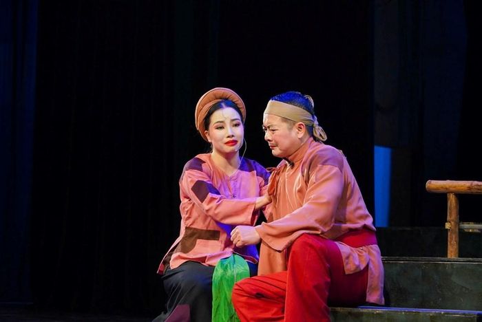 Vở chèo “Chuyện quan Mơ” được biểu diễn tối 9.5 tại rạp Kim Mã (Hà Nội), mang màu sắc đương đại khi đặt ra mối quan hệ giữa lòng tốt và năng lực thực thi công lý. Qua tiếng cười châm biếm và những tình huống sân khấu gần gũi, vở diễn gợi cho khán giả nhiều suy ngẫm về các vụ việc nơi cửa đình - nơi đúng sai không thể chỉ phân định bằng cảm tính hay lòng thương, mà còn cần sự hiểu biết pháp luật, khả năng quản lý và sự tỉnh táo của người cầm cán cân công lý