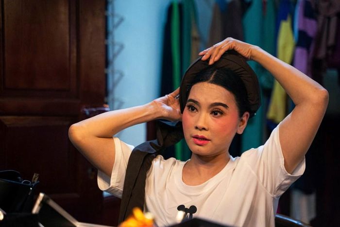 Với nghệ thuật chèo, hóa trang là một phần quan trọng tạo nên tính ước lệ đặc trưng của sân khấu dân gian, giúp nhân vật hiện lên nổi bật hơn qua ánh đèn và giữ được thần thái biểu cảm trong từng lớp diễn