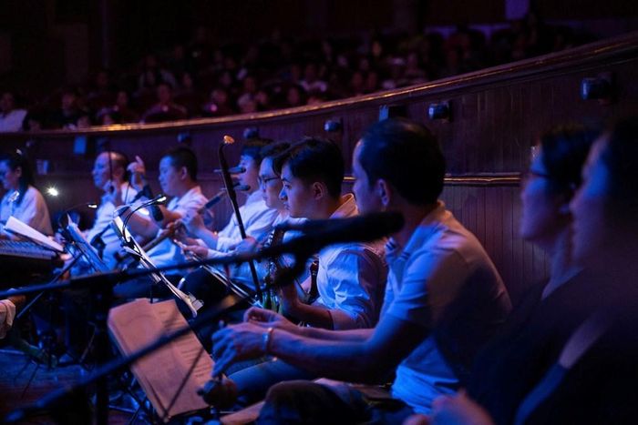 Trên sân khấu là phần thể hiện của các nghệ sĩ, nhưng để tạo nên một tiết mục chạm tới cảm xúc khán giả còn là sự phối hợp của cả ê-kíp âm thanh và dàn nhạc chèo phía sau hậu trường. Những nhạc cụ quen thuộc như đàn nguyệt, đàn nhị, đàn bầu, sáo, trống hay chũm chọe góp phần giữ nhịp, nâng cảm xúc và tạo nên không khí cho từng lớp diễn. Trong đó, tiếng trống giữ vai trò quan trọng trong việc dẫn dắt lời hát, động tác và tiết tấu sân khấu, bởi vậy trong nghệ thuật chèo vẫn có câu “phi trống bất thành chèo”