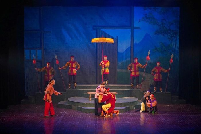 Những làn điệu chèo truyền thống được kết hợp với cách dàn dựng rõ ràng, nhịp diễn linh hoạt, tạo sự gần gũi với khán giả hôm nay. Thông qua tiếng cười và các tình huống sân khấu, vở diễn biến những câu chuyện về đạo đức và năng lực quản lý trở nên dễ tiếp cận, giàu cảm xúc hơn. Sự kết hợp giữa yếu tố hài hước và ý nghĩa sâu sắc cũng cho thấy nét đặc trưng của nghệ thuật chèo: gửi gắm những suy ngẫm đời sống qua những hình ảnh và câu chuyện mang tính ước lệ trên sân khấu