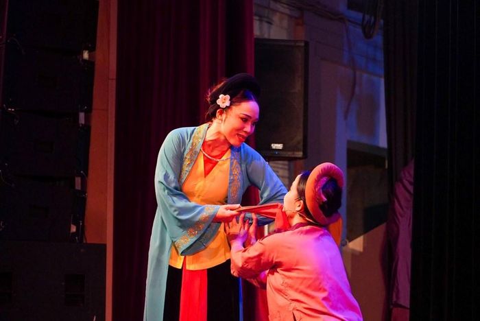 Trên sân khấu, các nghệ sĩ thể hiện sự nhập tâm qua từng lời thoại, làn điệu chèo và động tác biểu diễn. Cách nhấn nhá trong lời hát, biểu cảm gương mặt cùng nhịp diễn linh hoạt giúp truyền tải rõ nét tính cách nhân vật và những thông điệp mà vở “Chuyện quan Mơ” muốn gửi gắm đến khán giả