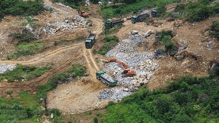 Hai máy xúc đã bị lực lượng chức năng xã Lạc Thủy thu giữ, đồng thời phối hợp với Công an tỉnh Ninh Bình truy tìm 5 xe vận tải