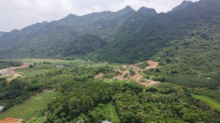 Toàn cảnh khu vực khai thác đá có vị trí núi liền núi, thung liền thung giữa thôn Ngọc Lâm (xã Lạc Thủy) và khu vực đề cử di sản thế giới Tam Chúc - Vân Long