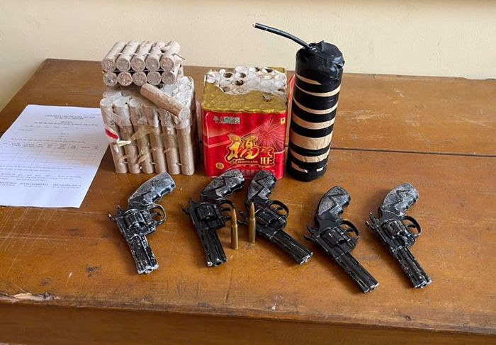 Số vũ khí, đạn và pháo do anh Mai Văn Hải giao nộp cho lực lượng công an sau khi nhặt được bên lề đường. Ảnh: Công an Thanh Hóa