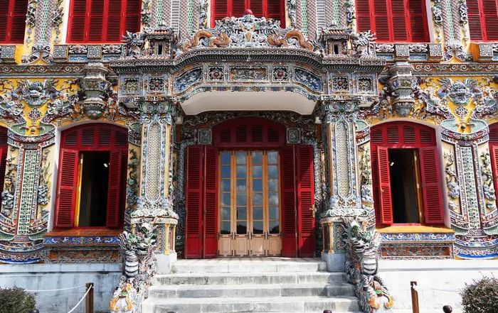 Trang trí phía trước của Điện Kiến Trung - Đại Nội Huế được xem là kiệt tác của nghệ thuật khảm sành sứ. Ảnh: Nguyên Lý - TTXVN