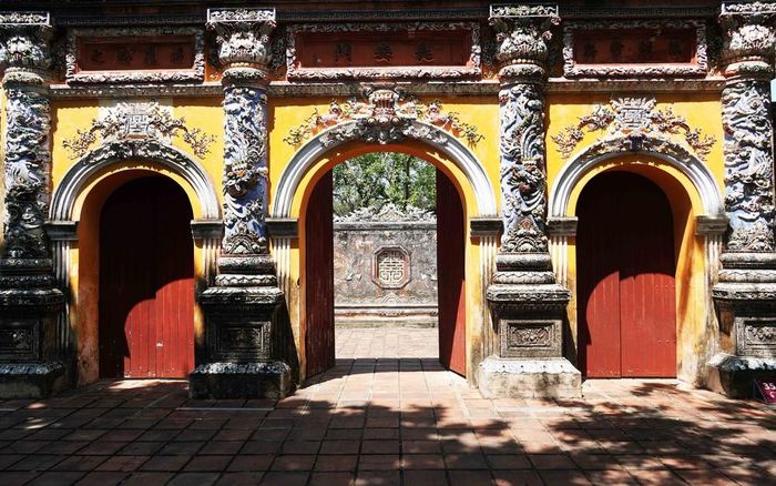 Những họa tiết tinh xảo được thực hiện bằng nghệ thuật khảm sành sứ trên cổng chính Cung Trường Sanh - Đại Nội Huế. Ảnh: Nguyên Lý - TTXVN