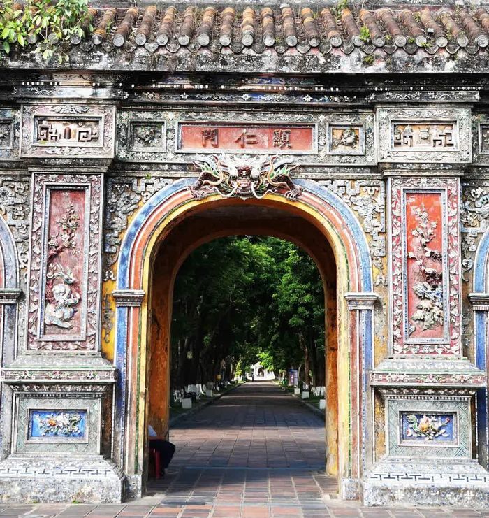 Những linh vật và họa tiết tinh xảo được thực hiện bằng nghệ thuật khảm sành sứ trên cửa Hiển Nhơn - Đại Nội Huế. Ảnh: Nguyên Lý - TTXVN
