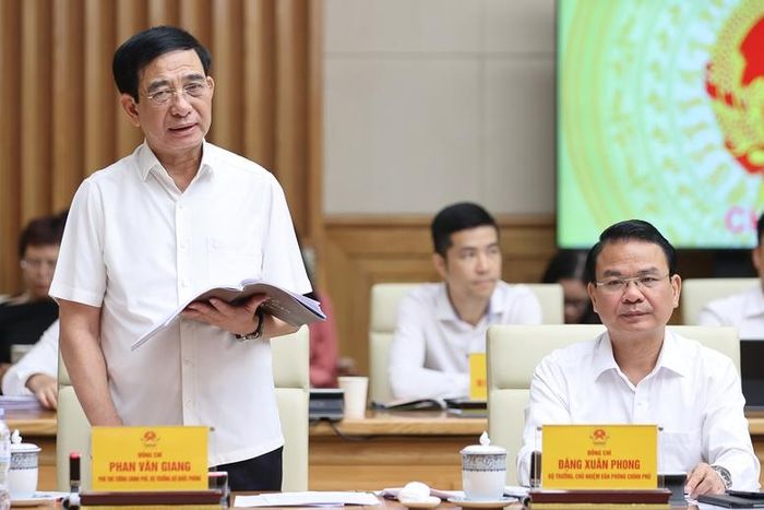 Đại tướng Phan Văn Giang, Phó Thủ tướng Chính phủ, Bộ trưởng Bộ Quốc phòng phát biểu; Bộ trưởng, Chủ nhiệm Văn phòng Chính phủ Đặng Xuân Phong dự cuộc họp - Ảnh: VGP/Nhật Bắc