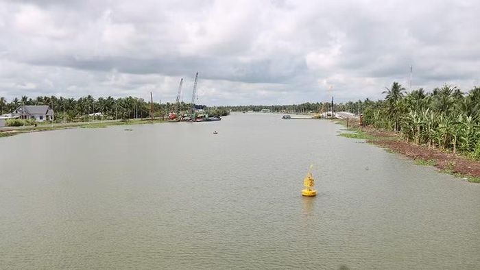 Các hạng mục công trình bờ kè, cầu nông thôn thuộc dự án hạ tầng hồ chứa nước ngọt dọc bờ sông Láng Thé giai đoạn 1 đang được triển khai tại xã Bình Phú, phường Nguyệt Hóa.