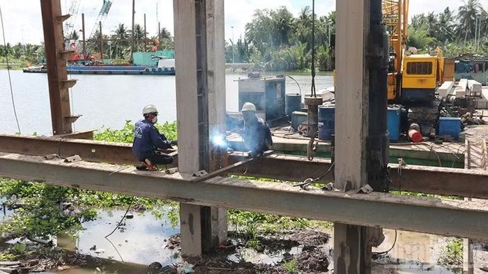 Trên công trình dự án hạ tầng hồ chứa nước ngọt dọc bờ sông Láng Thé giai đoạn 1, xã Bình Phú, tỉnh Vĩnh Long.