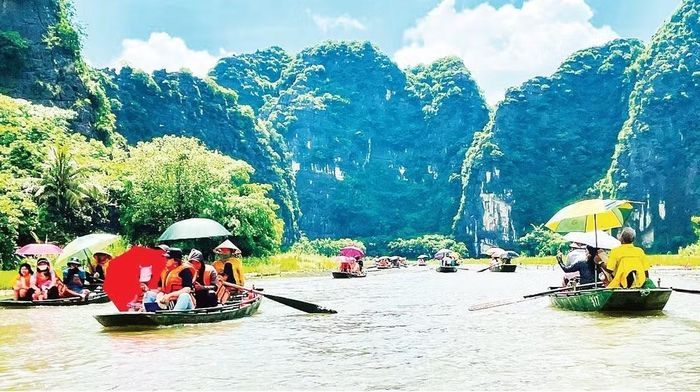 Du khách tham quan điểm du lịch Tam Cốc, Ninh Bình.