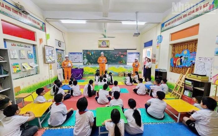 Trao tặng sách cho các em học sinh Trường tiểu học Trần Quốc Toản.