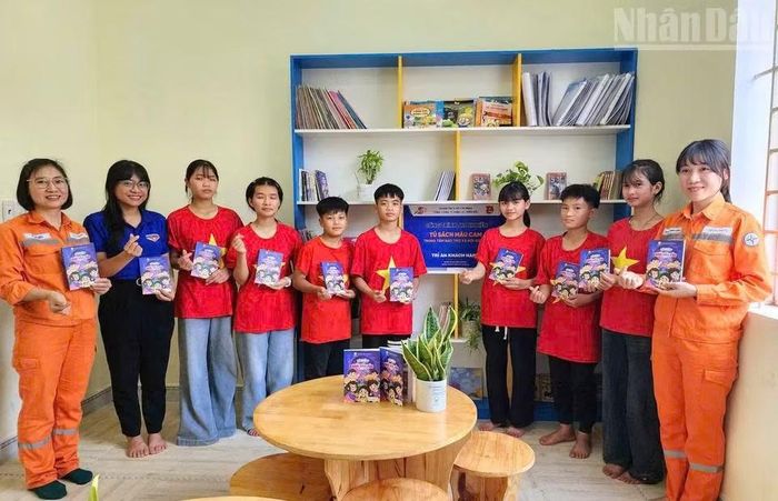 Trao tặng sách cho học sinh Trung tâm bảo trợ xã hội tỉnh Sơn La.