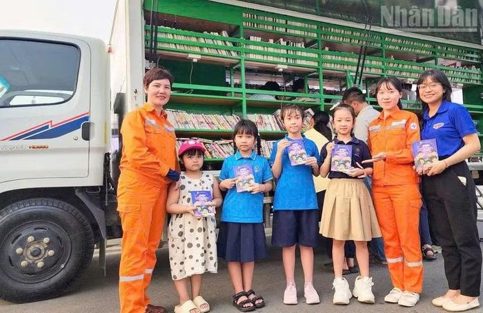 Học sinh đón nhận sách từ Thư viện lưu động tại Quảng trường Tây Bắc.
