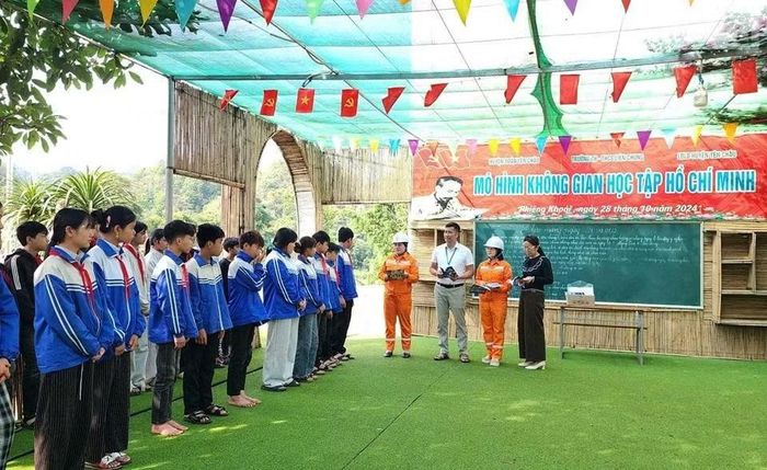 Trao tặng sách cho các em học sinh Trường tiểu học và trung học cơ sở Liên Chung, xã biên giới Phiêng Khoài, tỉnh Sơn La.