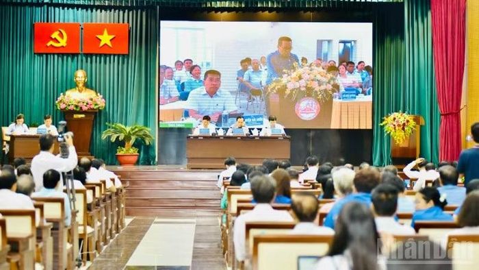 Cử tri tại các phường tham gia trực tuyến kiến nghị.