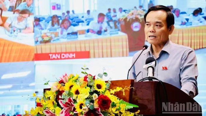 Đồng chí Trần Lưu Quang, Ủy viên Bộ Chính trị, Bí thư Thành ủy Thành phố Hồ Chí Minh, Trưởng đoàn đại biểu Quốc hội Thành phố Hồ Chí Minh chia sẻ với cử tri.