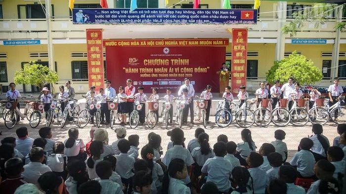 Trao tặng xe đạp và nhiều hoạt động trong “Hành trình nhân ái vì cộng đồng”.