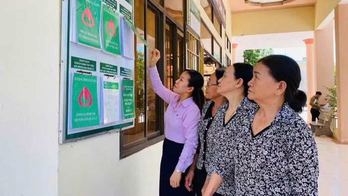 Giám đốc Ngân hàng Chính sách xã hội Hoài Nhơn Đặng Thị Hương thường xuyên trực tiếp kiểm tra hoạt động các điểm giao dịch tại địa bàn.