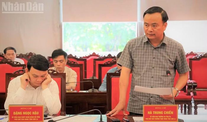 Đồng chí Hà Trung Chiến, Phó Chủ tịch Thường trực Ủy ban nhân dân tỉnh Sơn La đề xuất đưa vào báo cáo với Ban Thường vụ Tỉnh ủy một số dự án cấp đất lớn mà công tác triển khai còn chậm.