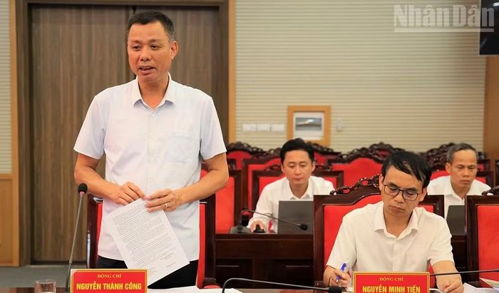 Đồng chí Nguyễn Thành Công, Phó Chủ tịch Ủy ban nhân dân tỉnh đề xuất đưa ra báo cáo đối với những dự án đã và đang được triển khai, hoàn thành xong các thủ tục.