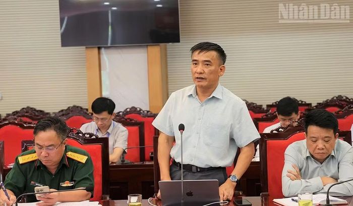 Đồng chí Nguyễn Hợp Cường là Giám đốc Ban Quản lý dự án đầu tư xây dựng các công trình giao thông tỉnh Sơn La nêu tiến độ và khó khăn, vướng mắc một số dự án.