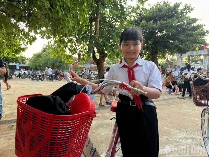 Niềm vui hiện rõ trên từng gương mặt các em học sinh khi được nhận những chiếc xe đạp mới.