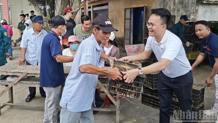 Người dân phấn khởi nhận giống từ Ban tổ chức.