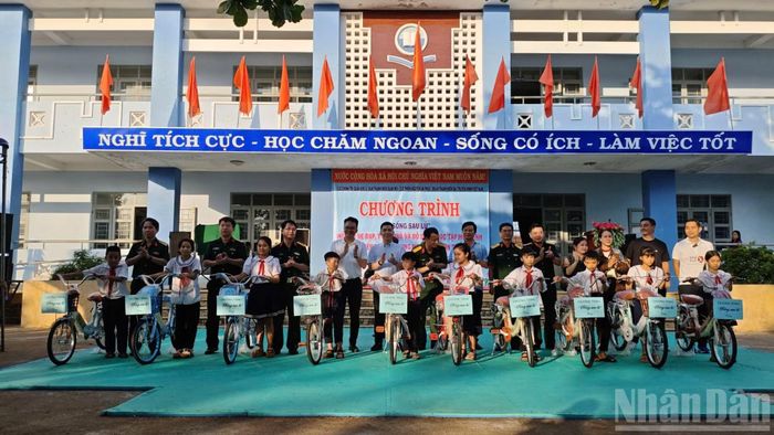 100 chiếc xe đạp mới đã được trao tận tay các em học sinh có hoàn cảnh khó khăn.