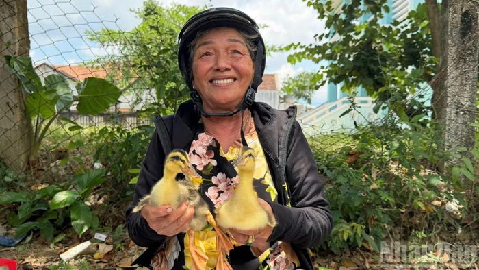 Những con giống hôm nay được trao tận tay bà con không đơn thuần là phần hỗ trợ trước mắt. Đó là vốn liếng để bắt đầu lại, là cơ hội để dựng lại sinh kế.