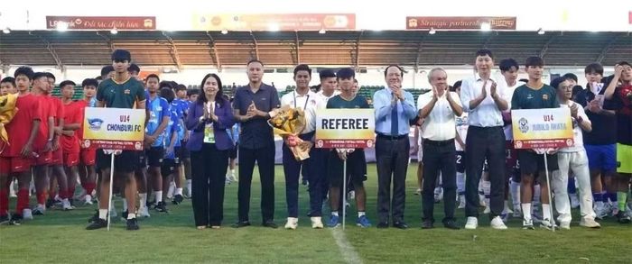 Lãnh đạo tỉnh cùng Ban Tổ chức chụp ảnh lưu niệm với các đội bóng trẻ trước trận khai mạc. (Ảnh MINH VỸ)