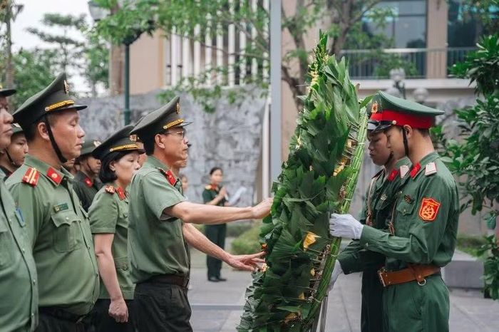 Đoàn đại biểu dâng hoa bày tỏ lòng biết ơn sâu sắc đối với những thế hệ cha anh.