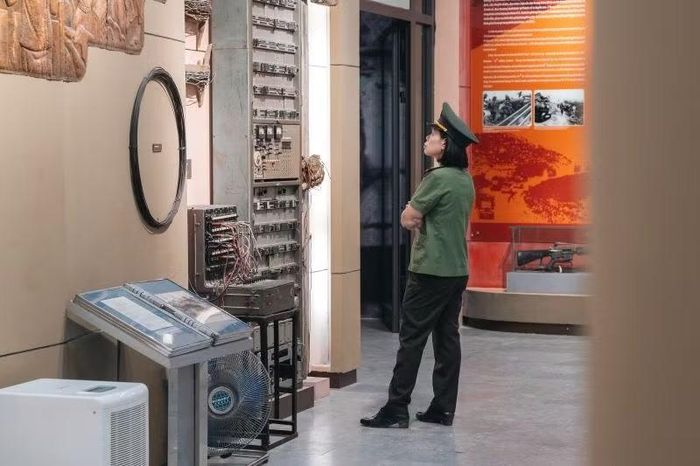  Các cán bộ, chiến sĩ Phòng Tổ chức cán bộ, Công an thành phố Hà Nội đã tham quan Bảo tàng Đường Hồ Chí Minh. 