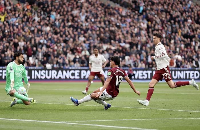 Một pha cứu thua ấn tượng của David Raya trước West Ham