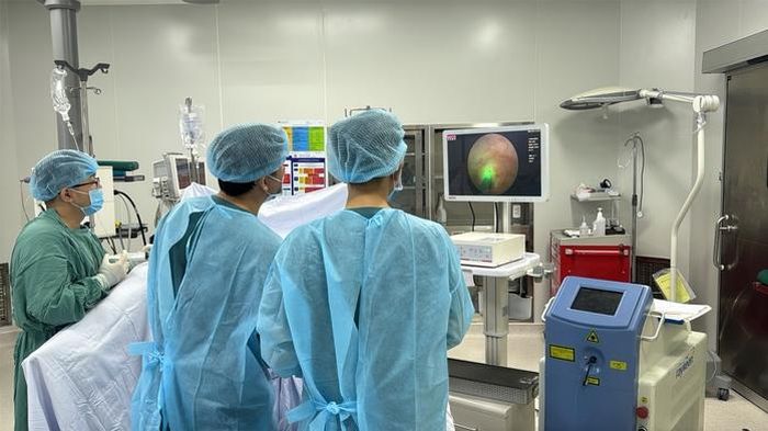 Các y bác sĩ thực hiện tán sỏi thận tại Bệnh viện An Bình